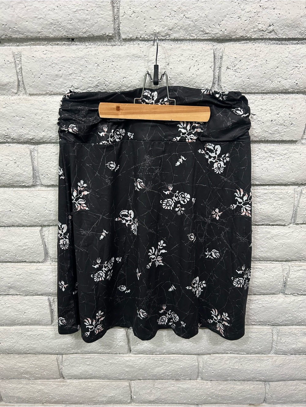 North‎ River Skirt NWT Black Floral Pull On Stretch Skirt M